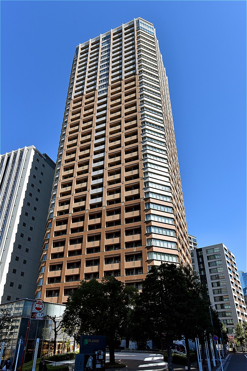 JR中央線・総武線「飯田橋」駅まで徒歩2分の立地。地下2階付き地上38階建て、総戸数414戸の大規模マンションです。大切なペットと一緒に暮らせます(規約による制限有)。