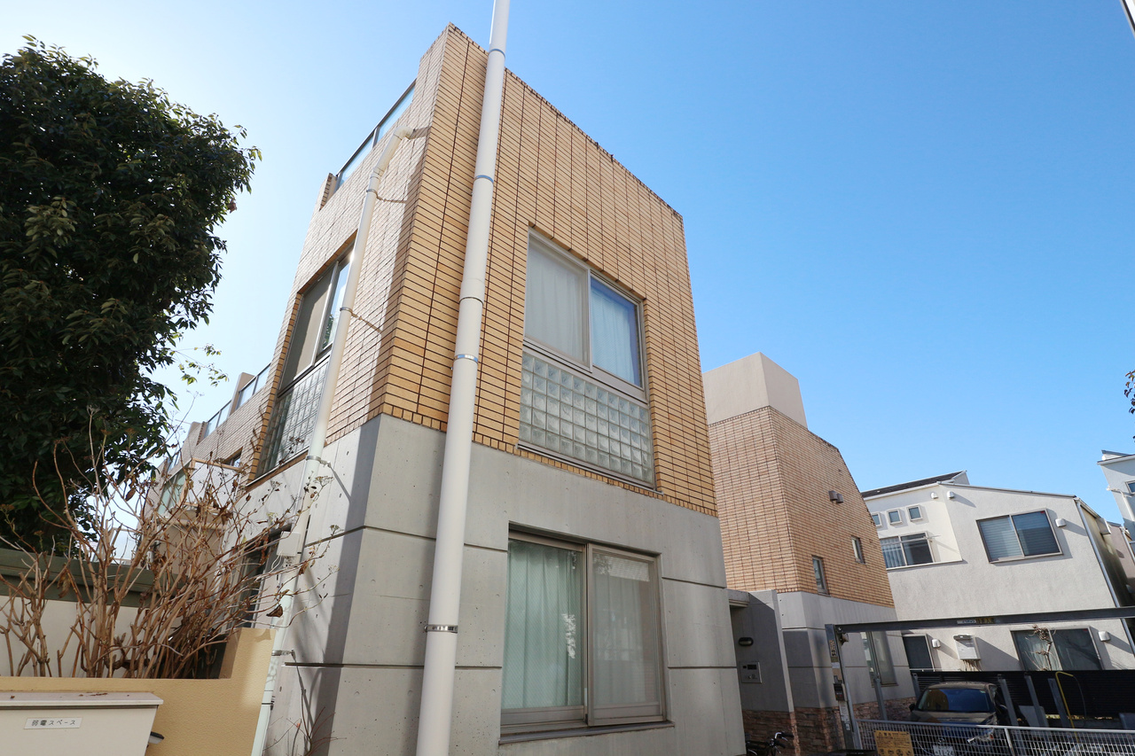 【外観写真】一戸建て感覚の快適性とRC構造の安全性を融合した、3層メゾネットの住居です。