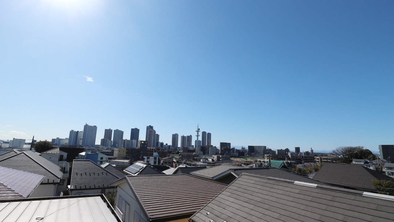 【眺望写真】高台に立地し、周辺は低層住宅地のため、視界の開けた開放的な眺望をお楽しみいただけま・・・