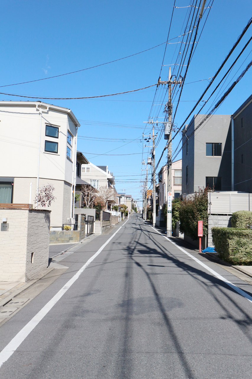 【前面道路】落ち着いた雰囲気と気品漂う邸宅地、田園調布。周辺は閑静な住宅街です。
