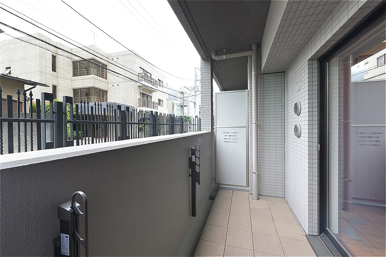 地上5階建マンションの2階部分に位置しています。腰壁があるため周囲からの視線が気になりにくく、プライベートな時間をゆったりとお過ごしいただけます。
