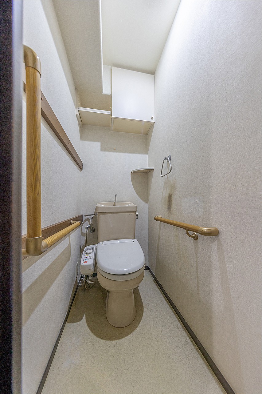 1年を通して快適に利用できる、温水洗浄便座付きのトイレです。上部に収納スペースがあり、予備のトイレットペーパーや掃除道具などを仕舞えます。