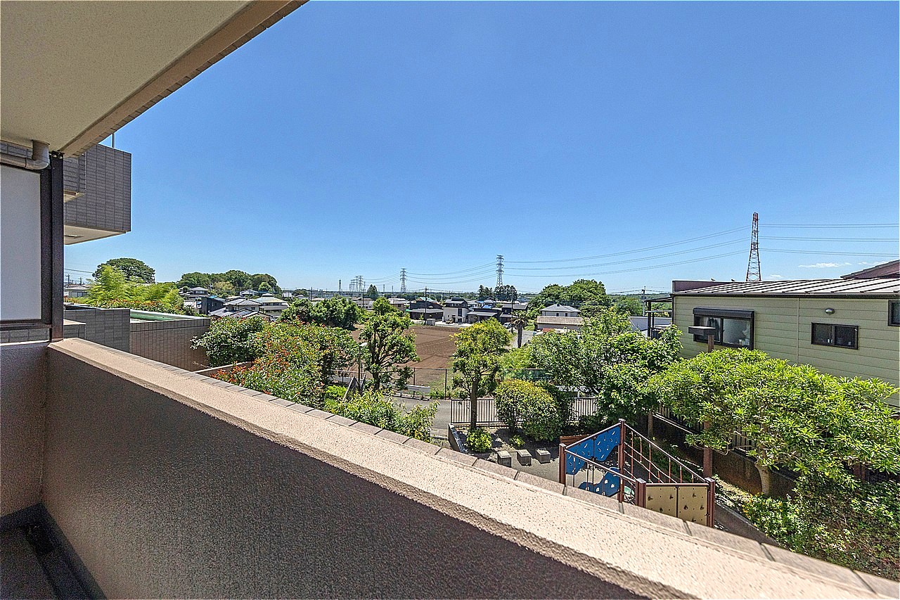 地上2階部分に位置する住戸です。前面に視界を遮る高い建物がなく、晴れた日には気持ちのよい青空を望むことができます。※眺望は将来に渡って保証するものではありません。