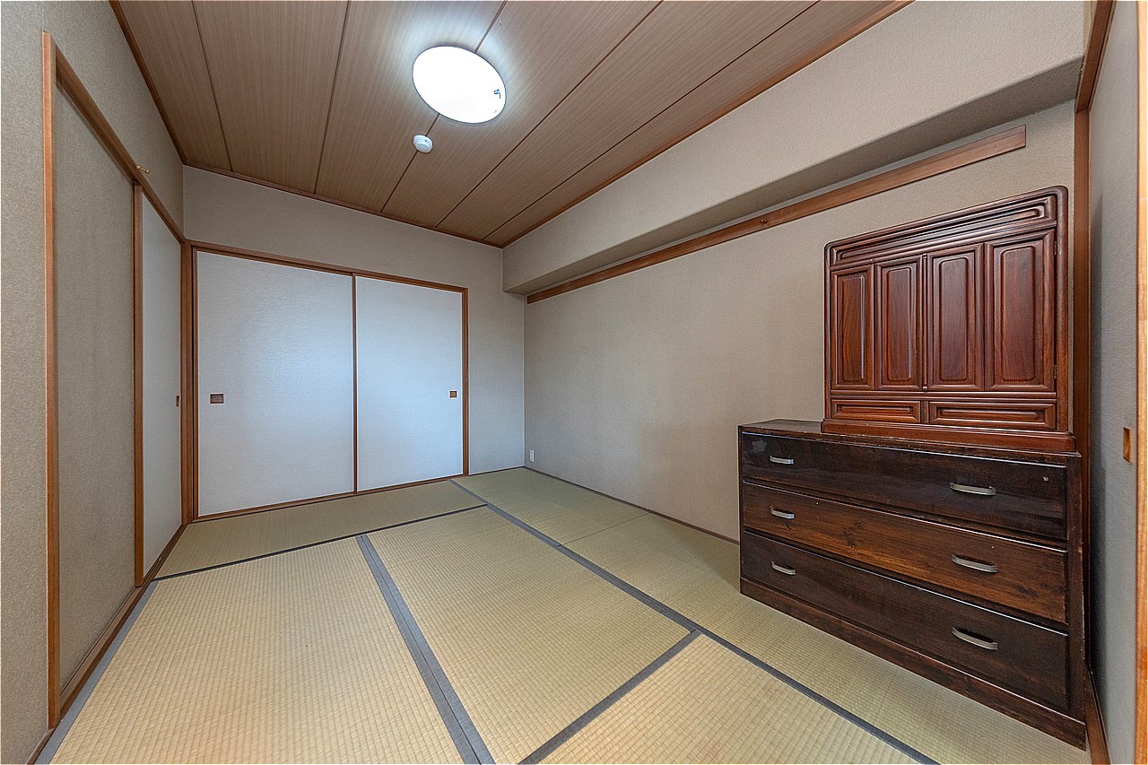 約6.0帖の和室は、LD側・廊下側から出入り可能な2WAY設計。客間や寝室、LDの延長としてなど、暮らしに合わせて多目的に活用可能です。寝具や座布団を収納できる押入が備わっています。