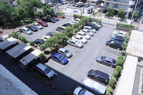 平置きの駐車場がございます
