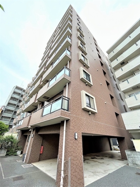 タイル張りの10階建てRC造マンション