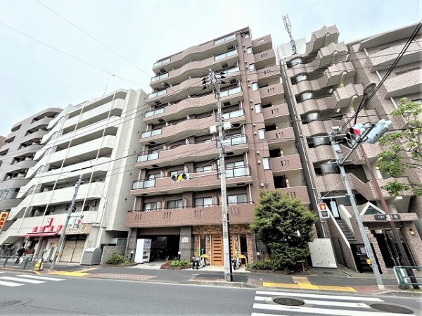 タイル張りの10階建てRC造マンション