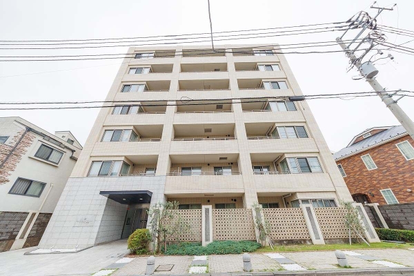 都会の喧騒を忘れるリゾートホテルのようなマンションです。