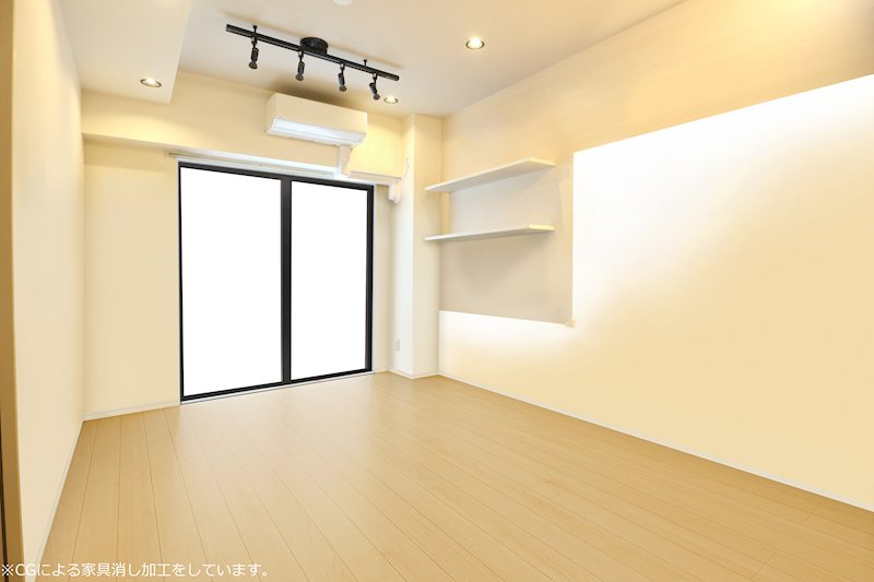 【LDK】間接照明とスポットライトが温かな空間を演出。機能的な壁面棚も備わっています。