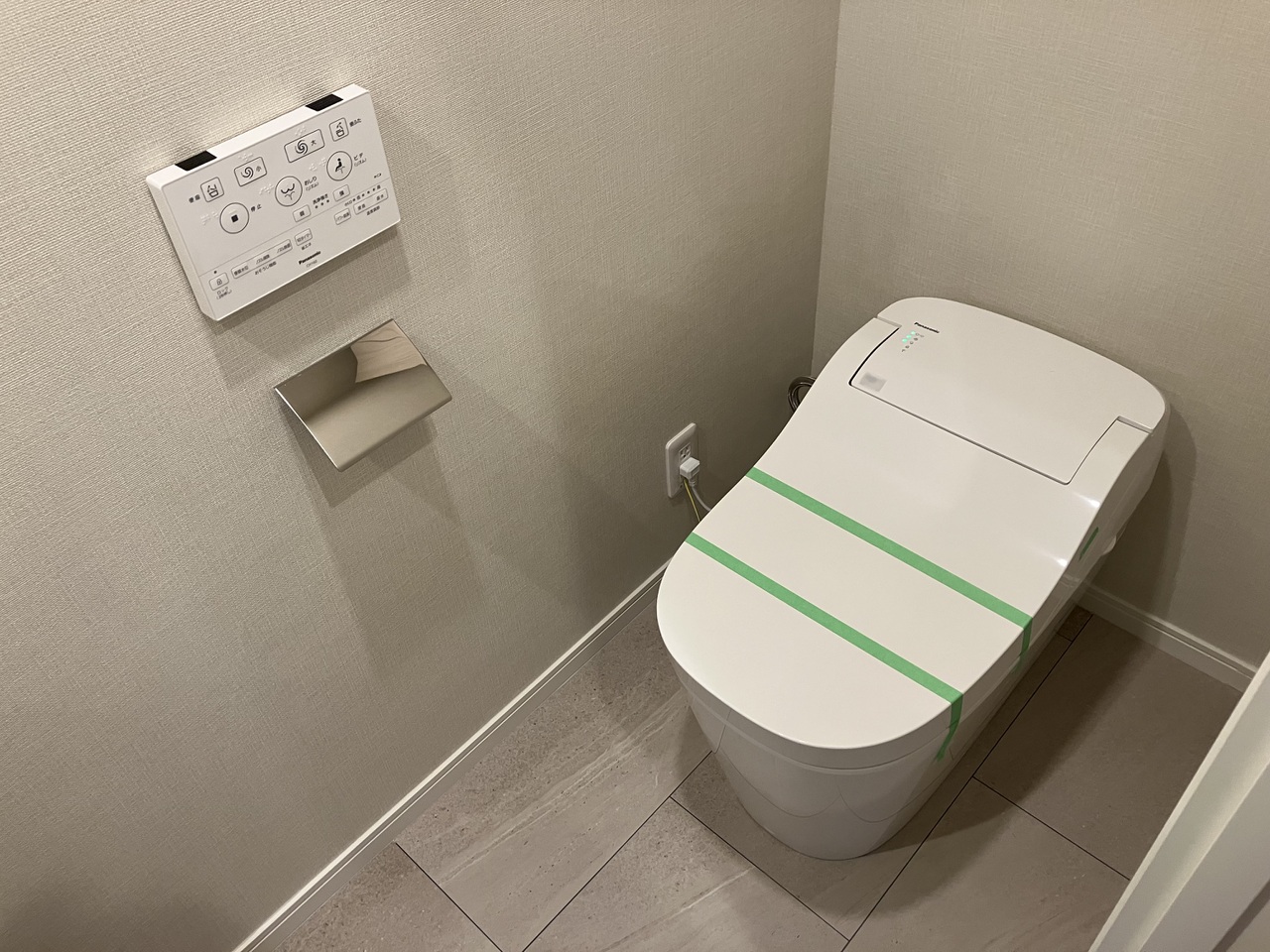 2026年4月に交換済みのトイレ。掃除がしやすく、見た目もスマートです。年間を通して快適に使用できる、温水洗浄便座が設置されています。