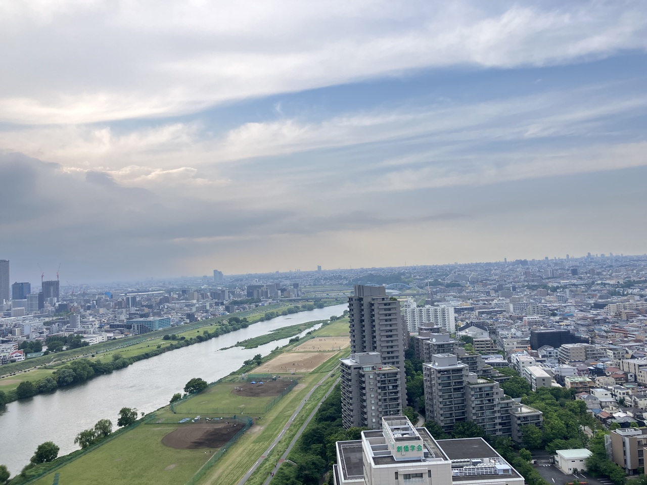バルコニーから多摩川と都心方面を眺めることができます。天候により、東京タワーやスカイツリーを遠望することもできます。※眺望は将来に渡って保証するものではありません。