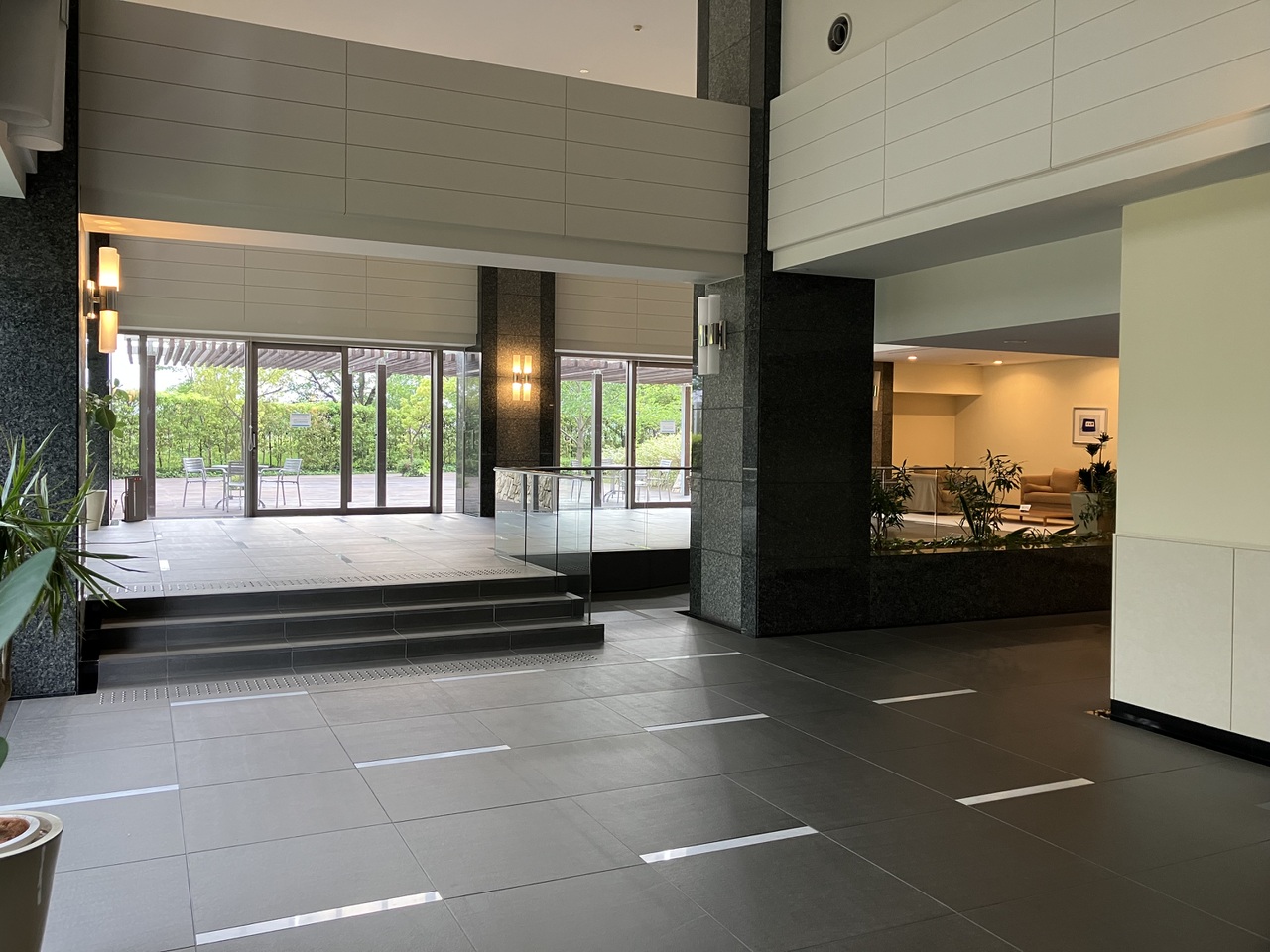 落ち着いたインテリアでまとめられた、ロビーです。ゲストルームやキッズアリーナ、シアタールームなど、共用施設が充実しています(一部有償)。