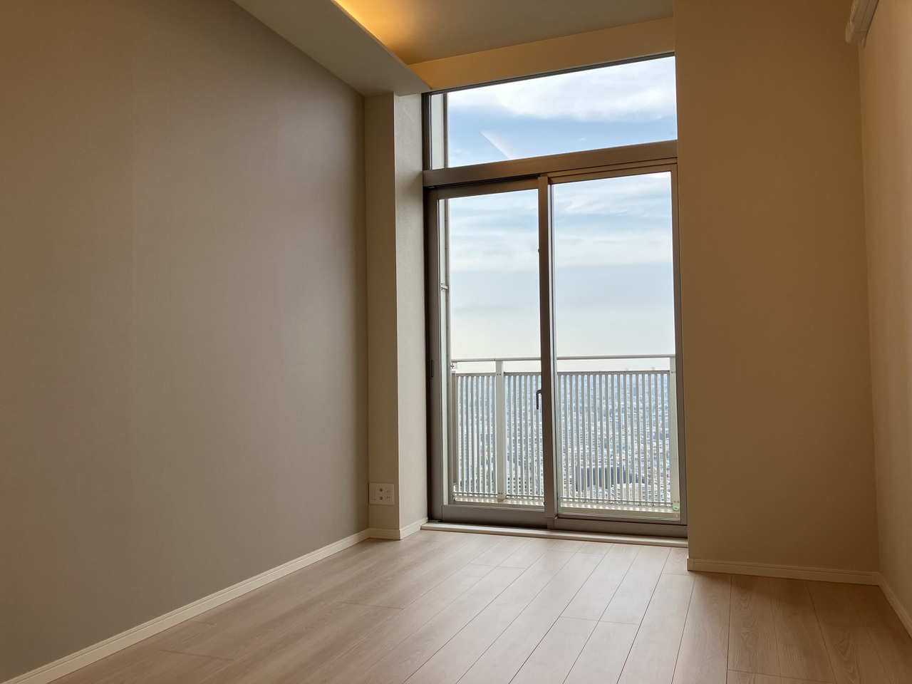 約7.1帖の洋室。広さにゆとりがあり、主寝室としておすすめのお部屋です。北側の掃き出し窓から、バルコニーに出入りできます。在宅ワークや家事の合間など、バルコニーに出て気軽にリフレッシュできそうです。