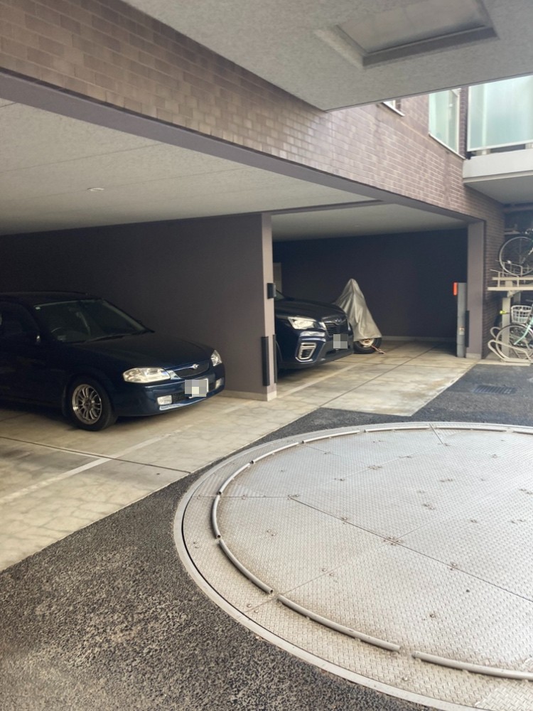 敷地内に駐車場が設けられています。空き状況など、詳細についてはお問い合わせください。