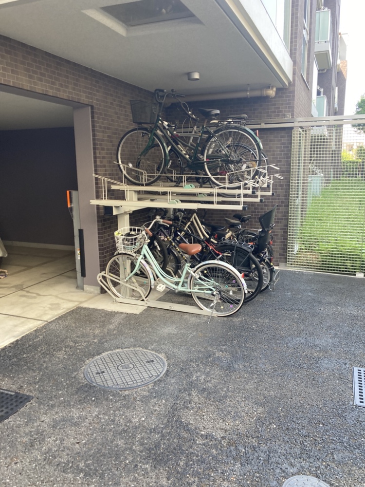 サイクルポートが設けられています。屋根付きのため、乗り降りもスムーズに行えます。