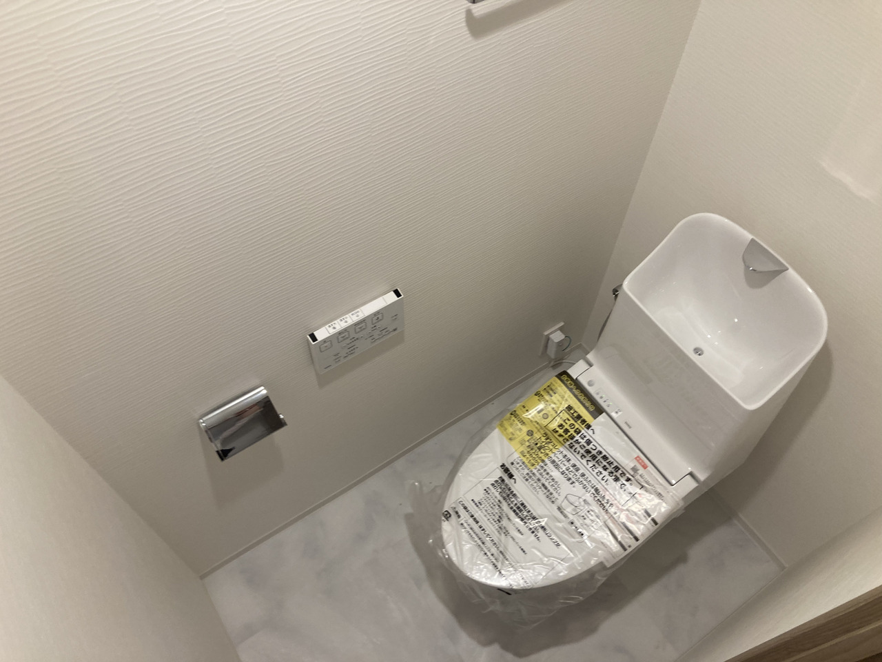 毎日清潔にご使用いただける、温水洗浄便座付き。壁にリモコンが備え付けられており、操作がしやすいです。手洗い器一体型トイレのため、使用後すぐに手洗い可能。