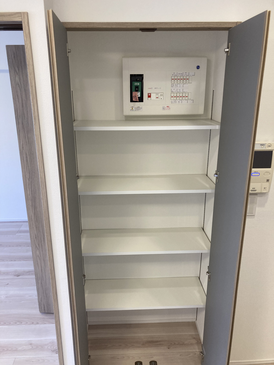 書籍や文房具など、散らかりがちなリビング小物の収納に便利。全居室収納スペースがあるので、収納家具は最低限に、居住空間を広くご利用いただけます。