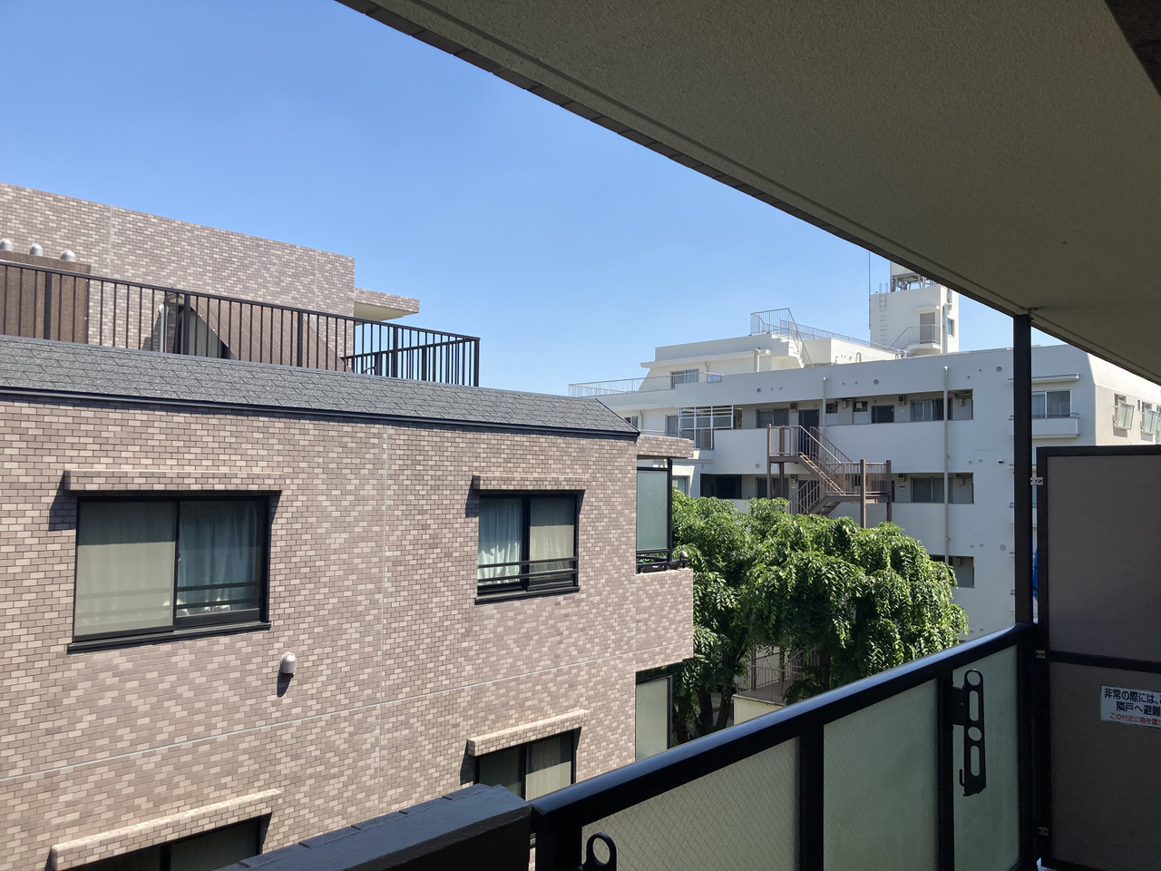 地上5階建の4階部分に位置します。晴れた日は青空を望み、リフレッシュできそうです。※眺望は将来に渡って保証するものではありません。
