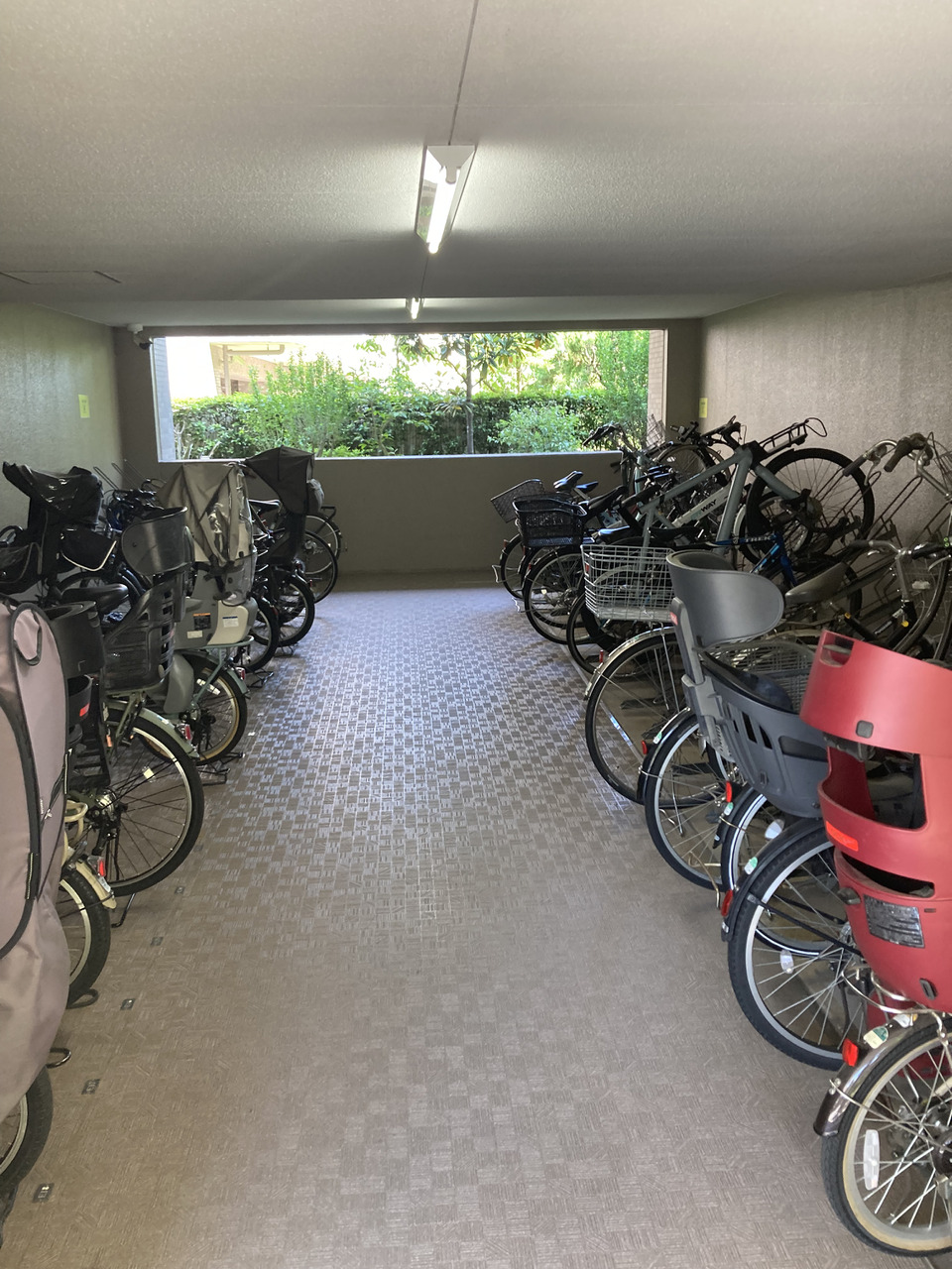 マンション敷地内の駐輪場の様子。屋根があるので、大切な自転車が雨や直射日光から守られます。空き状況や料金などはお問い合わせください。