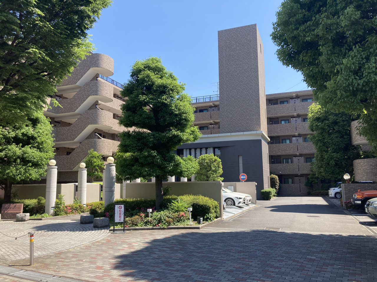 京王線「仙川」駅まで徒歩10分。「新宿」駅をはじめ、都心部の主要ターミナル駅までのアクセスがスムーズで、毎日の通勤・通学や休日のお出掛けにも便利です。