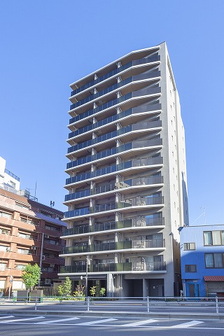 クリオ市谷柳町。RC造13階建マンションの11階部分です。都営地下鉄大江戸線「牛込柳町」駅まで徒歩1分、新宿線「曙橋」駅まで徒歩10分の好立地。毎日の通勤・通学に便利なロケーションです。
