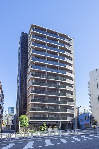 明和地所(株)旧分譲マンション。周囲に高い建物が少なく、角地に位置している為、開放感のあるロケーションです。周辺は買い物施設が充実した、利便性の高いエリアです。