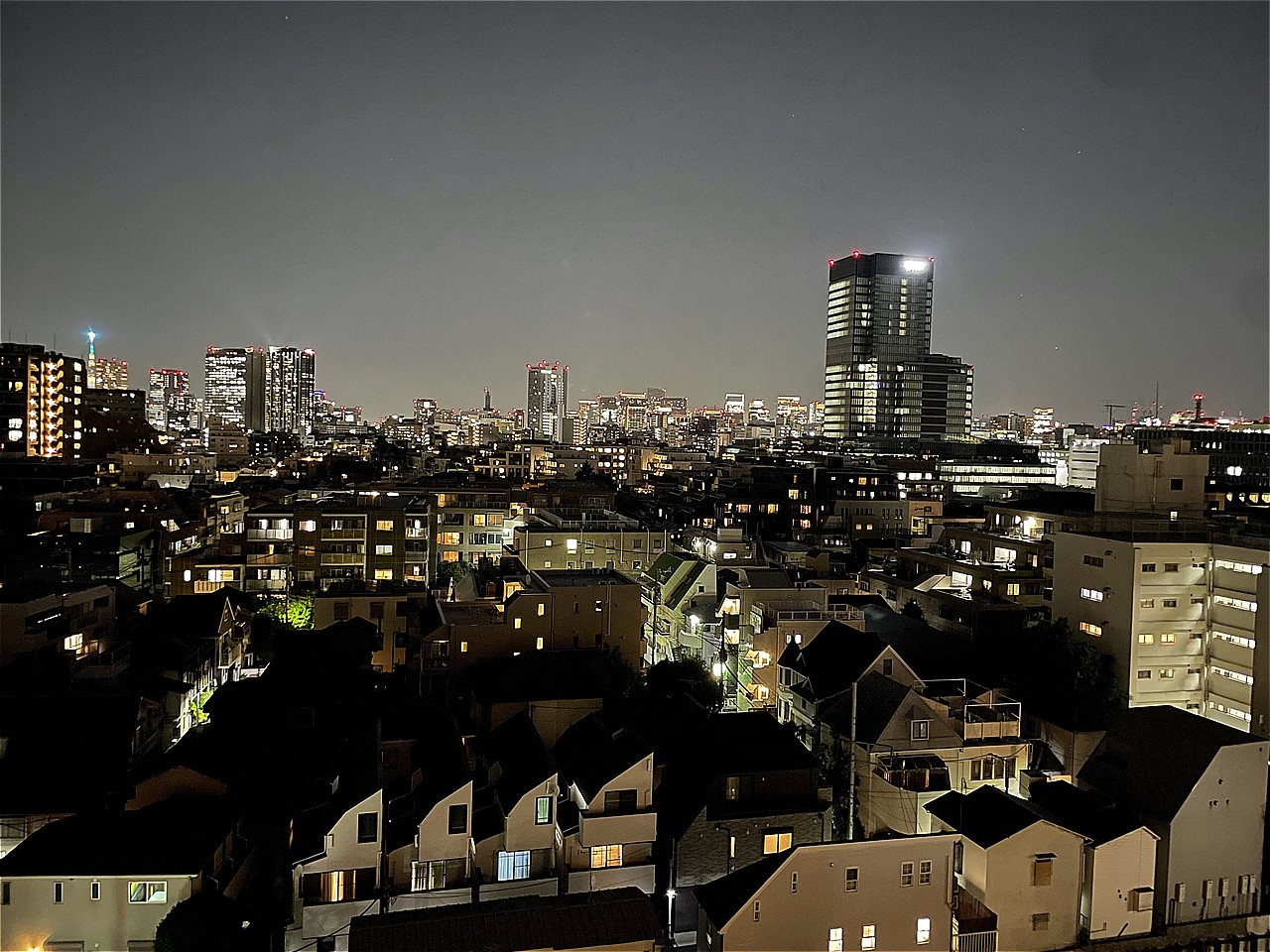 11階部分につき、視界を遮る高い建物が少なく、バルコニーから開放的な夜景を臨むことができます。都心ならではの贅沢な眺望です。※眺望は将来に渡って保証するものではありません。