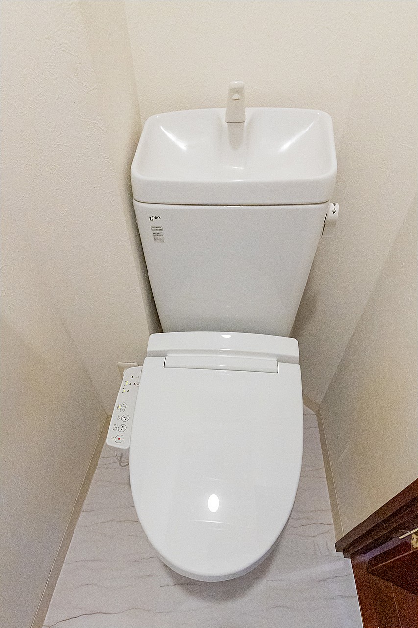 温水洗浄便座付きのトイレです。寒い時期でも温かな便座で快適に使うことができます。