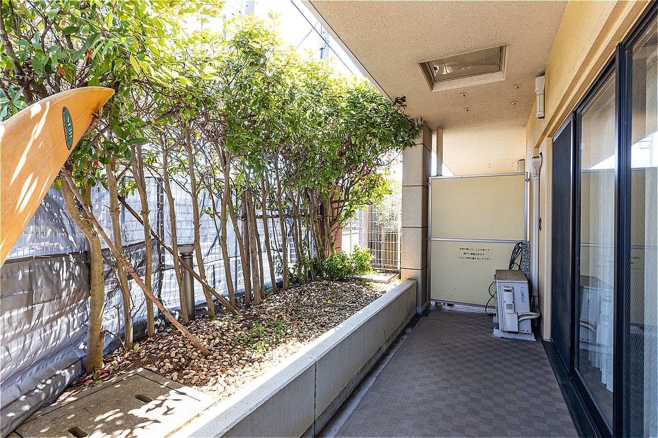 南東側にはテラスと専用庭が配されており、豊かな陽光が差し込みます。外の風を感じながらほっと一息つける心地よい空間です。