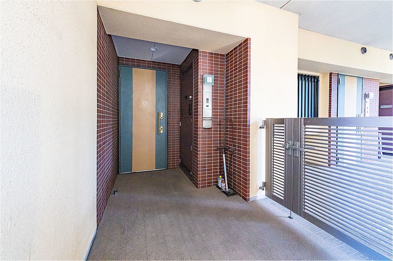 専用ポーチが設けられています。共用廊下から室内が見えにくく、プライバシーが守られる設計です。