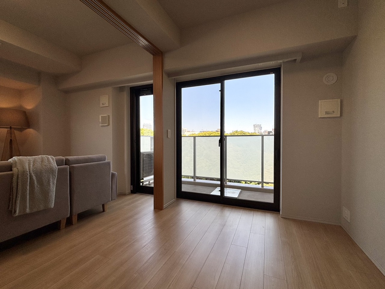 北西向きバルコニーに面した、心地よい風が舞い込む洋室。LDと繋がる引き戸は吊り戸タイプのため、床にレールがなく掃除がしやすくなっています。
