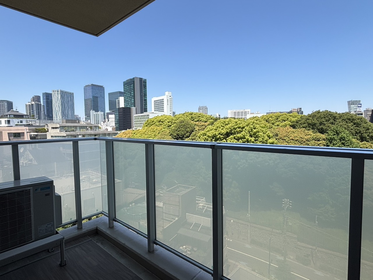 北西向きバルコニーと、2ヶ所の南西向きルーフバルコニーがあります。在宅ワークや家事・勉強などの合間に、ホッと一息付けるプライベート空間です。