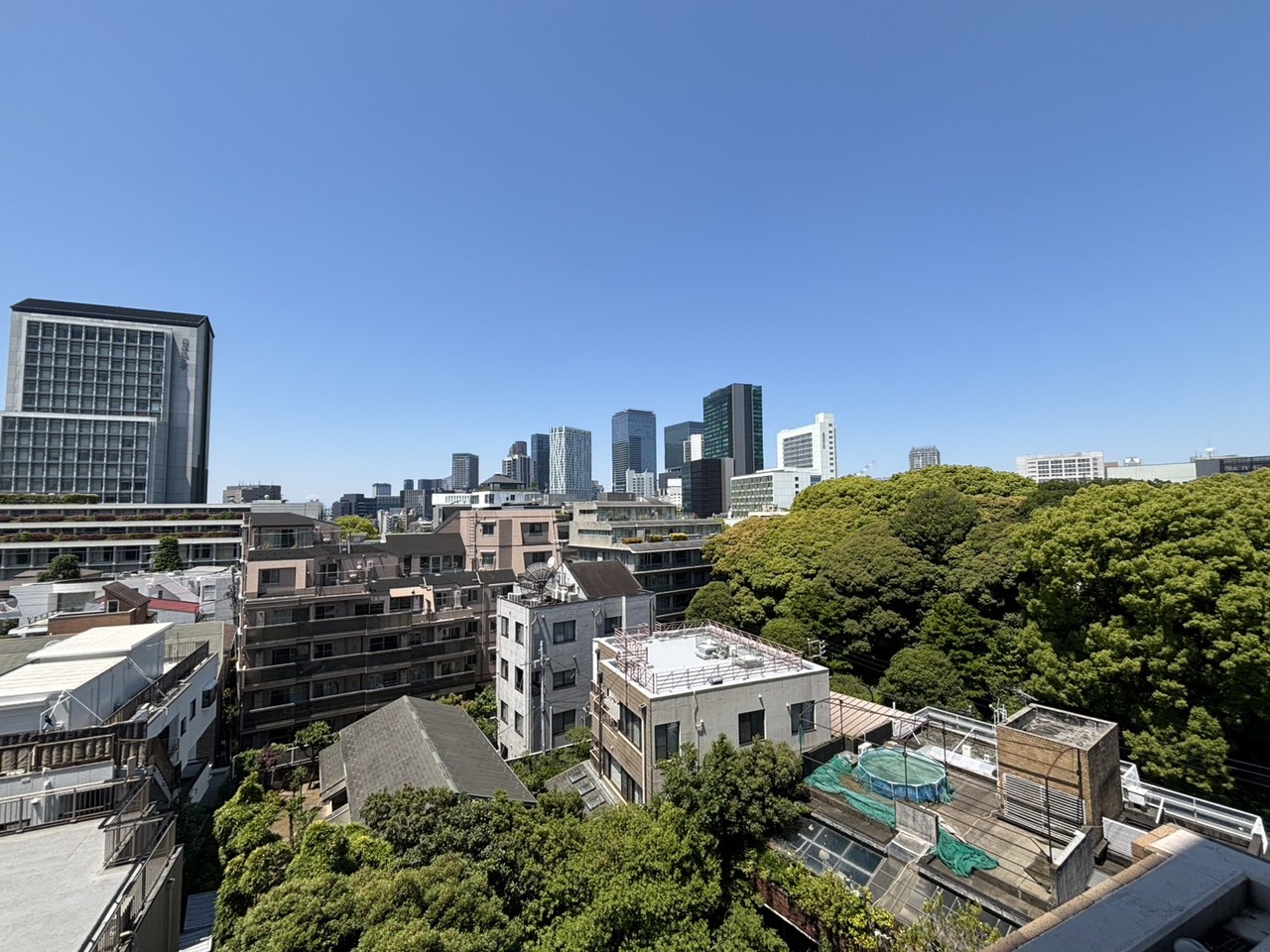 地上13階建の7階部分につき眺望良好です。広い空や緑・都会的な景色を楽しむことができます。※眺望は将来に渡って保証するものではありません。