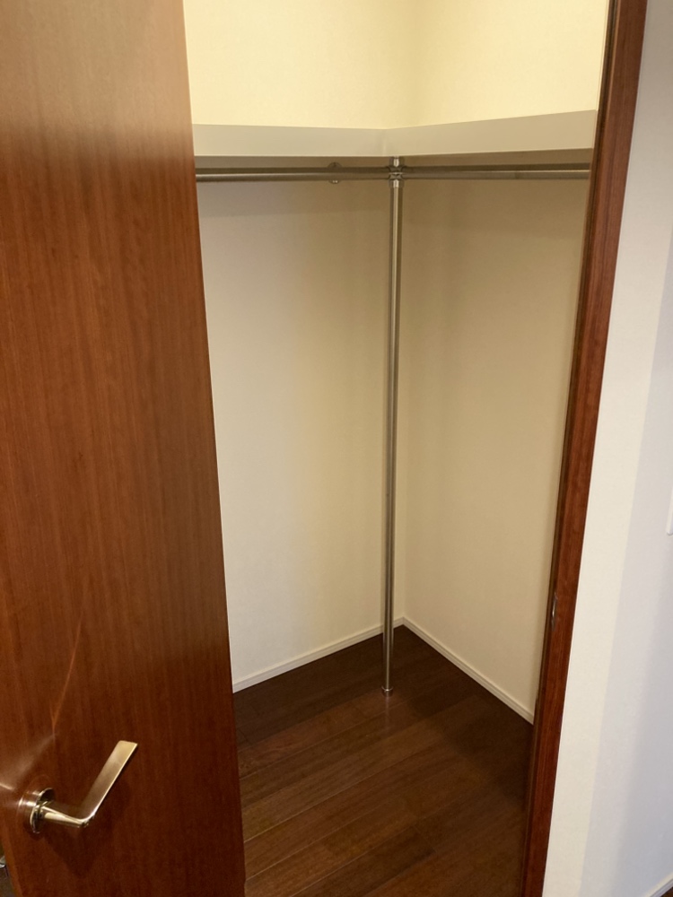 約6.6帖の洋室に備わったWICです。収納家具などを設置することも可能な広さ。衣服や小物はもちろん、スーツケースや季節家電などの収納にも便利です。