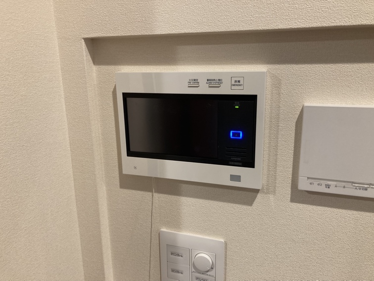 玄関まで出向かずに、室内で来訪者の顔や外の様子を確認することができます。手が離せない時や、お子様のお留守番の際などにも役立ちそうです。