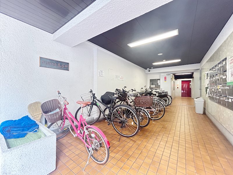 【駐輪場】屋内駐輪場付きで自転車利用も安心