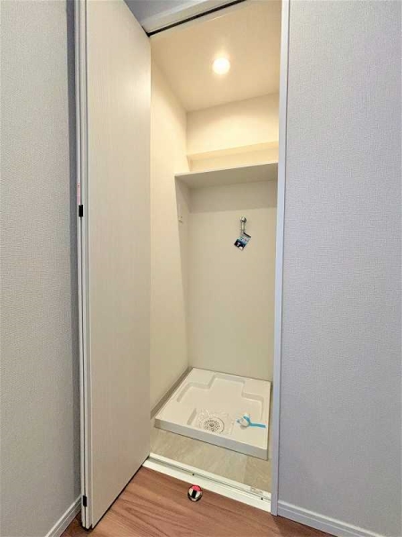 洗濯機置き場の上には収納がございます。