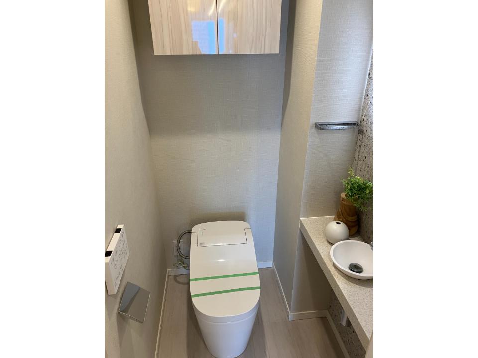 1年を通して快適に使うことができる温水洗浄便座が搭載されています。手洗い水栓も設置され、衛生面にも配慮されています。