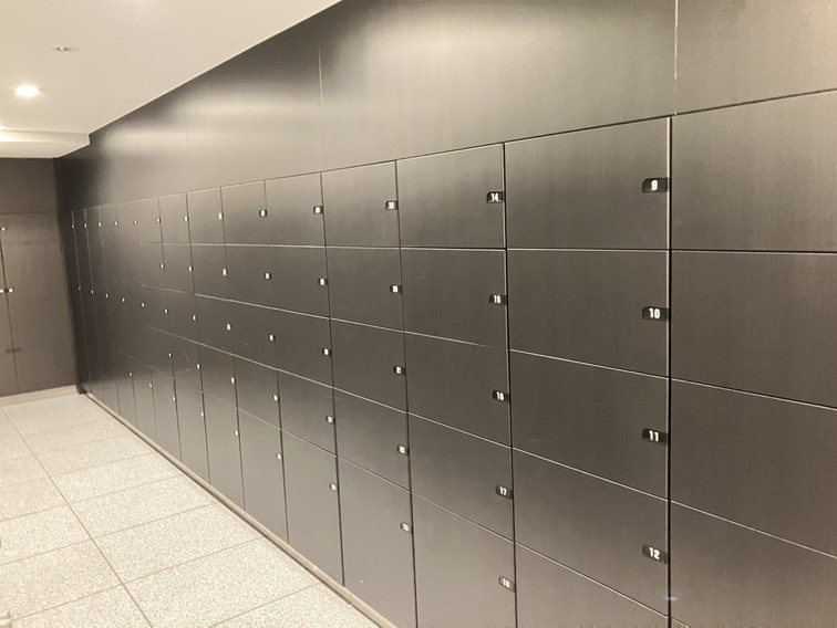 マンション共用部に設置された宅配ボックスです。不在時でも荷物を受け取ることができる便利な設備。再配達の手間も省けます。