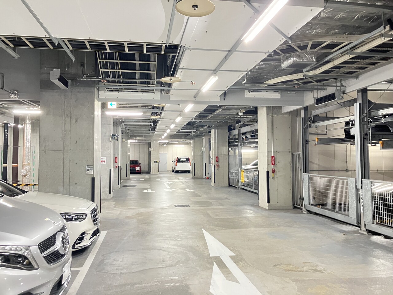 敷地内に設けられた駐車場。屋内のため、雨や紫外線から大切なお車を守ることができます。