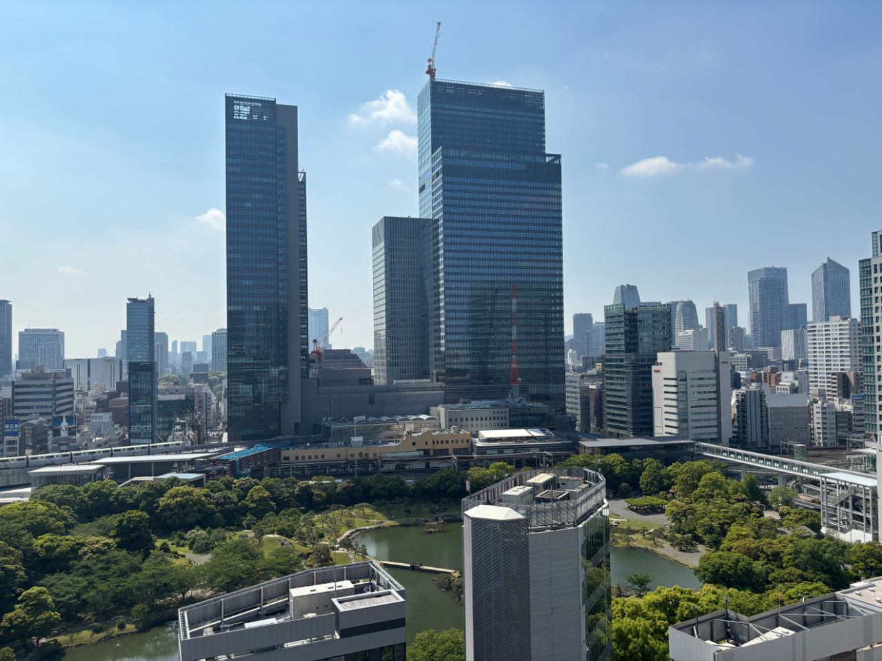 高層階ならではの開放的な景色が広がります。旧芝離宮恩賜庭園を望むことができます。※眺望は将来に渡って保証するものではありません。
