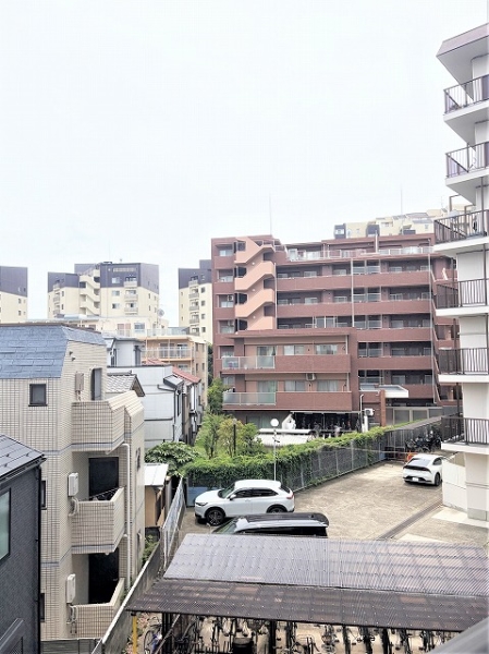 前面の建物とは距離があります