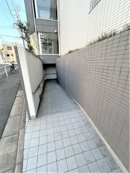 地下駐輪場へのアプローチ