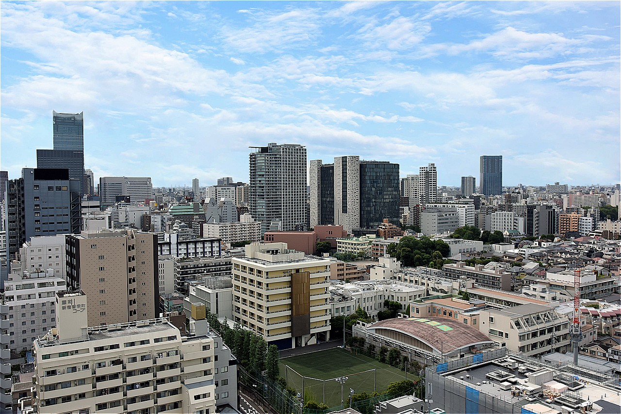 総戸数1093戸の大規模タワーレジデンス。東京メトロ丸ノ内線「新宿御苑前」駅まで徒歩7分など、3沿線3駅利用可能な立地です。※眺望は将来に渡って保証するものではありません。