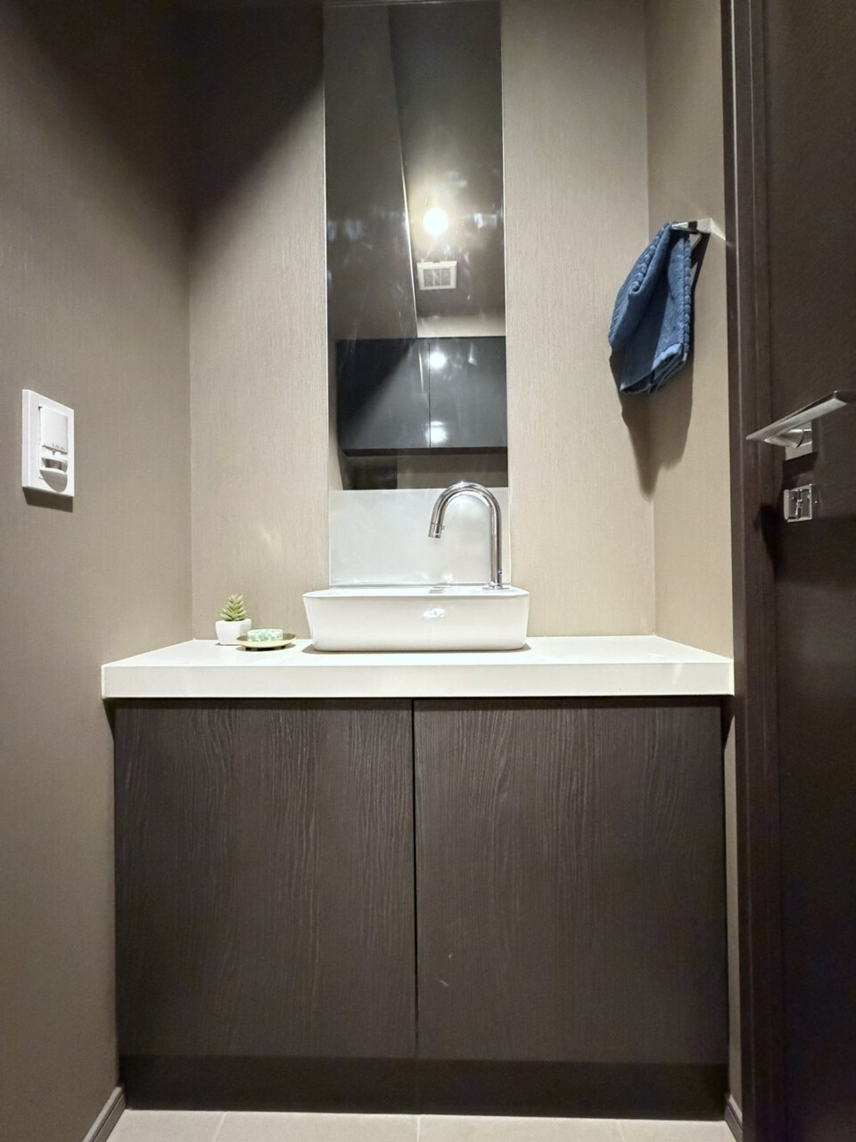 トイレに独立した手洗いを設置。使用後すぐに手洗いができて、衛生的です。鏡を設けているので、ゲストが気兼ねなく利用できます。