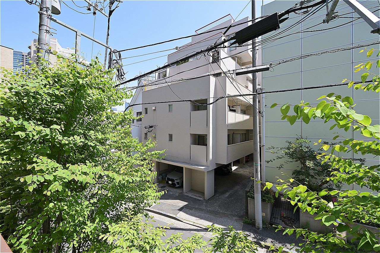 地上7階地下1階建の2階部分に位置します。晴れた日は青空を望みながら外の空気にふれ、リフレッシュできそうです。※眺望は将来に渡って保証するものではありません。