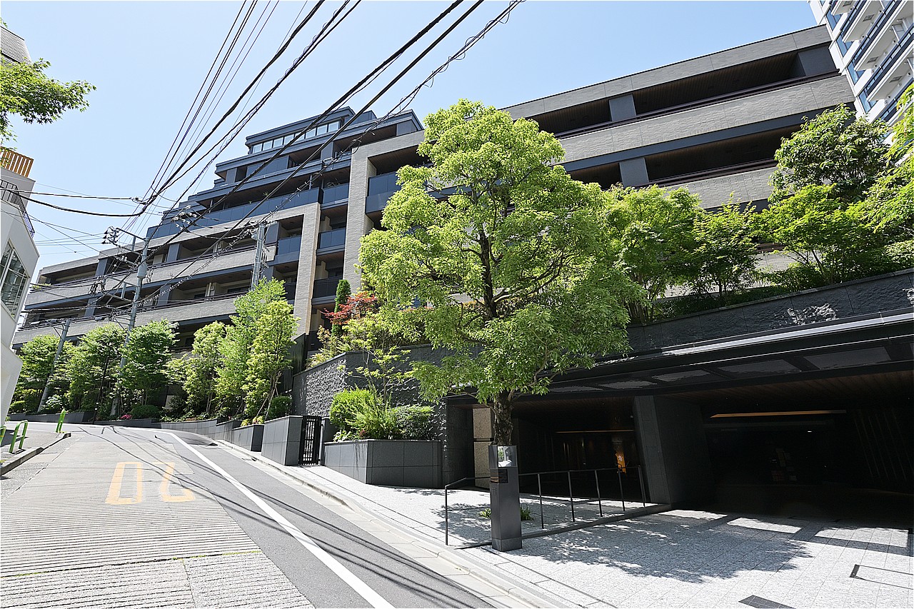 24時間有人管理で防犯面にも配慮されたマンションです。敷地内に駐車場・駐輪場・バイク置き場が設けられています。空き状況や料金など、お気軽にお問い合わせください。