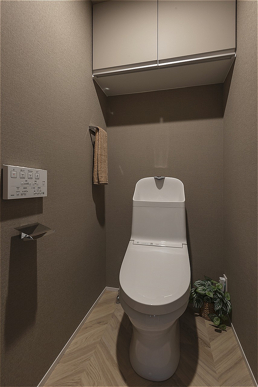 温水洗浄便座付きトイレにつき、1年を通して快適にお使いいただけます。手洗い器一体型のため、使用後すぐに手を洗えて衛生的。上部の吊戸棚に、予備のトイレットペーパーなどを収納可能です。