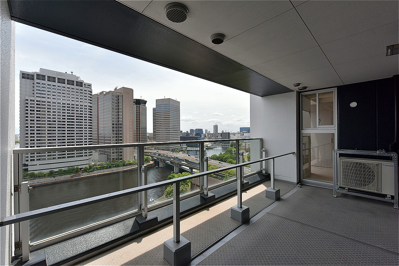 南向きバルコニーへは、各洋室から出入りできます。11.45㎡のゆとりある広さで、ご家族の洗濯物などをまとめて干すことが可能。屋根があり、急な雨でも洗濯物が濡れにくいです。