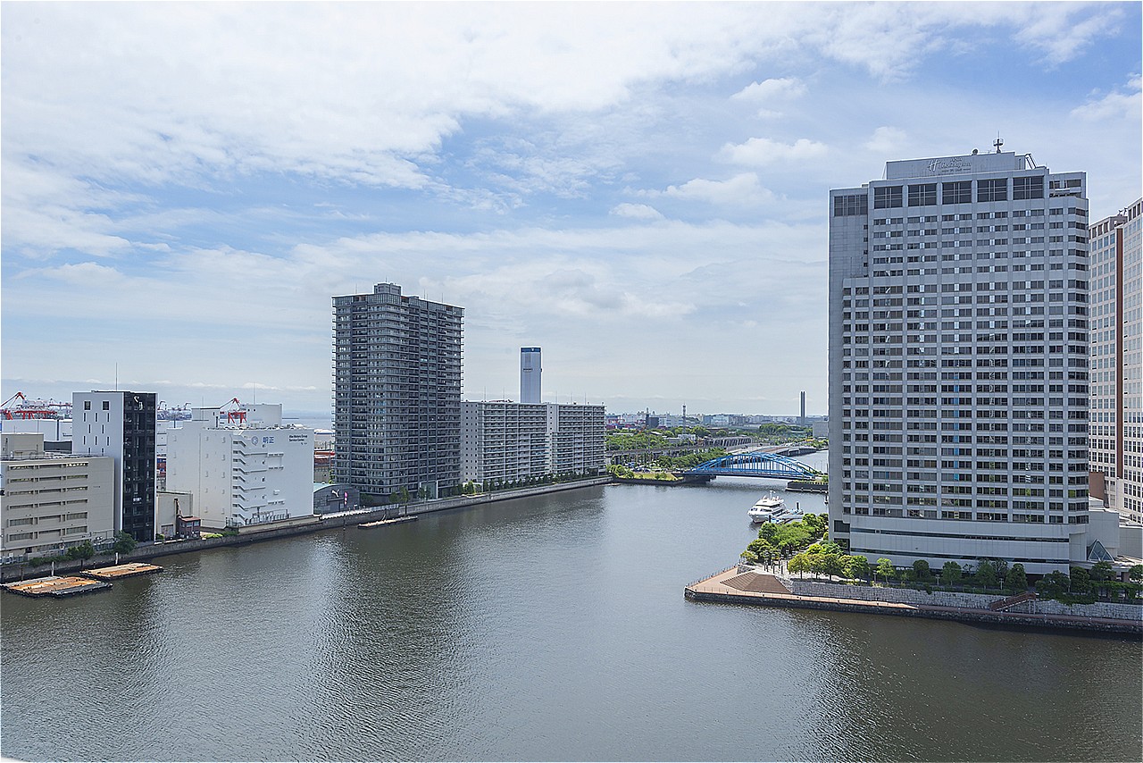 京浜運河を望む、開放的なロケーション。前面に視界を遮る高い建物がないため、採光や通風が叶いやすく、眺望も良好です。※眺望は将来に渡って保証するものではありません。
